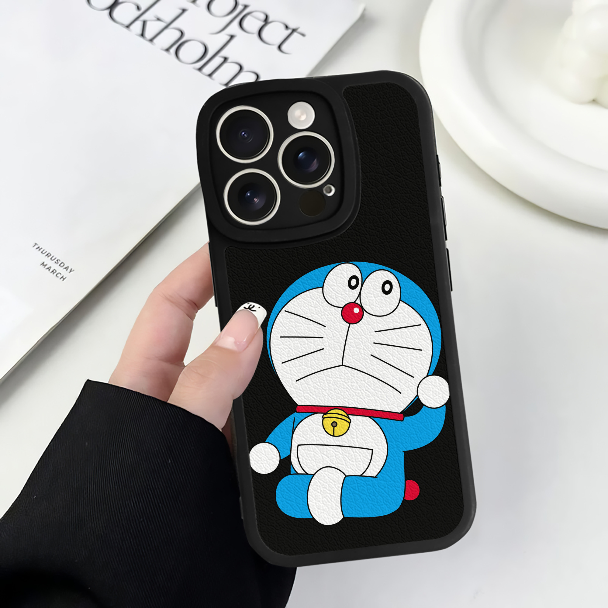 （画像用） ドラえもん Doraemon 【iPhone 16シリーズ対応】シリコンスマホケース（レザー調） 材質：シリコン